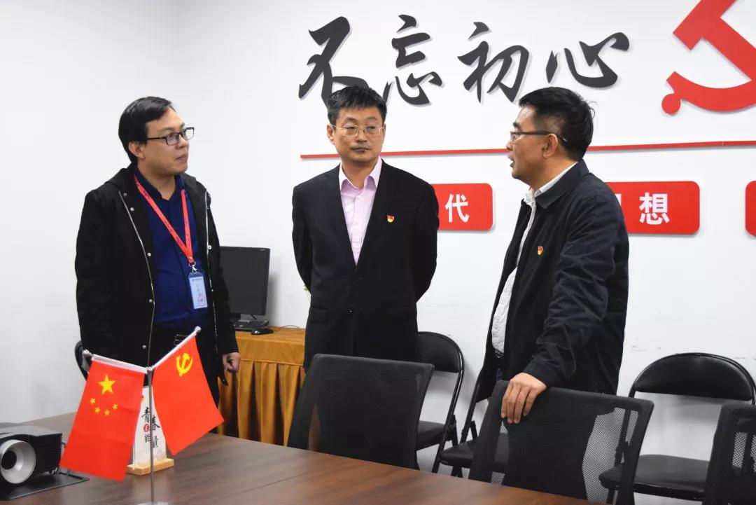 中共安陽(yáng)市委網(wǎng)信辦主任路玉軍、副主任王曉萌等一行人蒞臨安陽(yáng)青峰網(wǎng)絡(luò)指導(dǎo)工作